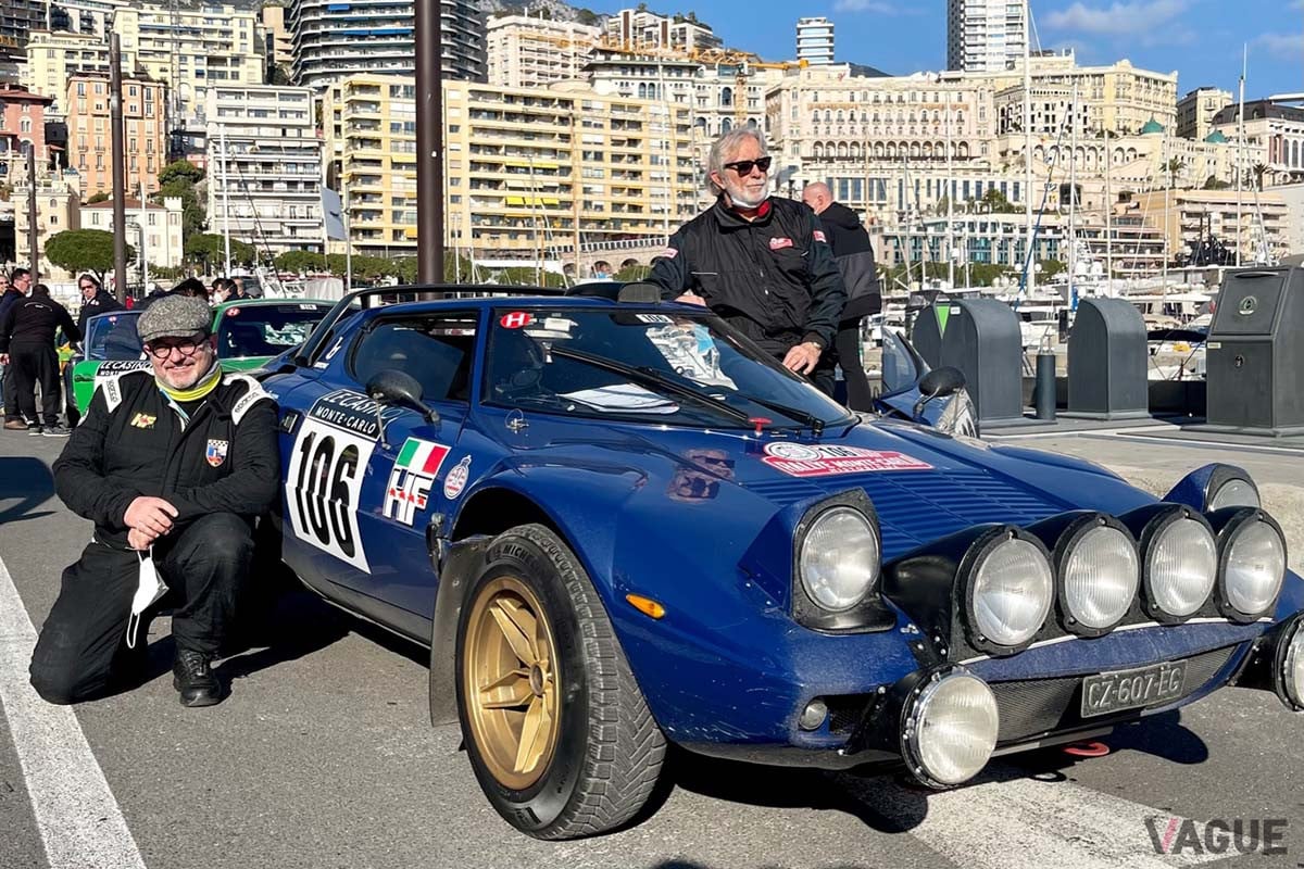 ゼッケン106番、ランチア「ストラトス(1976年)」で参加したジェーソン(右)とステファノ(左)。モンテカルロの街を背景に(C)ジェーソン・ライト