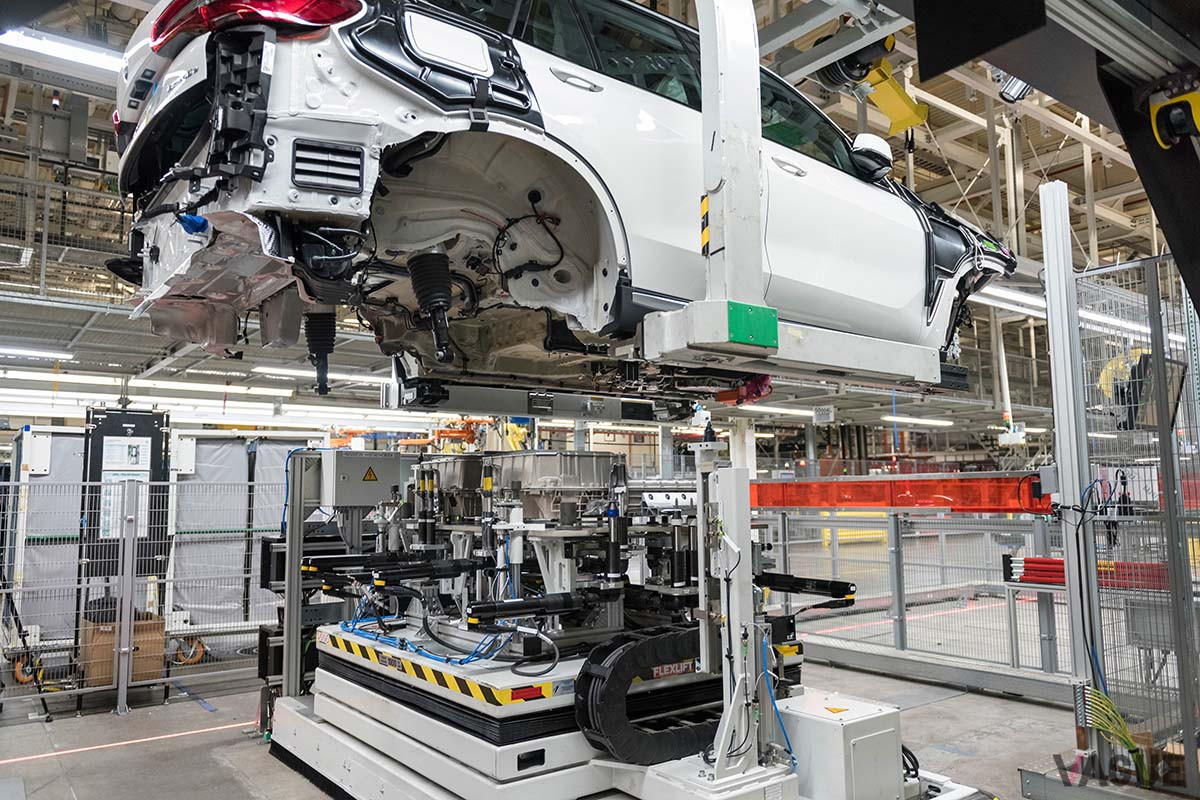 「X5 xDrive45e」の製造の様子。車両組み立てはもちろんのこと、PHEV用のエレクトリックパワートレインの組付けもおこなっている（C）BMW AG