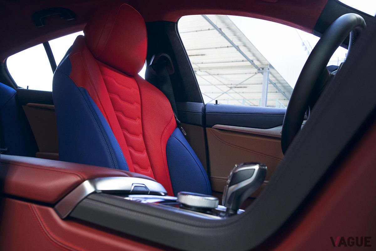 アウトサイドがブルー、センターがレッドのレザーで組み合わされたシート。このカラーリング、まるでスパイダーマンのようだ