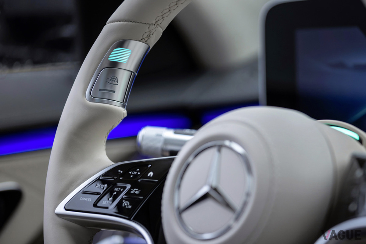 クルマと“A”が合体したようなアイコンを持つボタンが、自動運転の起動ボタンだ。起動中は、ステアリングやメーター周りの照明が状況に応じて点灯する（C）Mercedes Benz USA