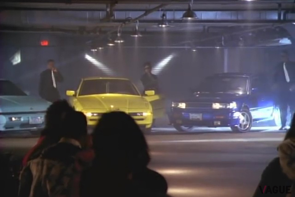 3台のクーペ、セダンで賭博会場に乗り付けるプリンスたち（C）YouTube（Prince）