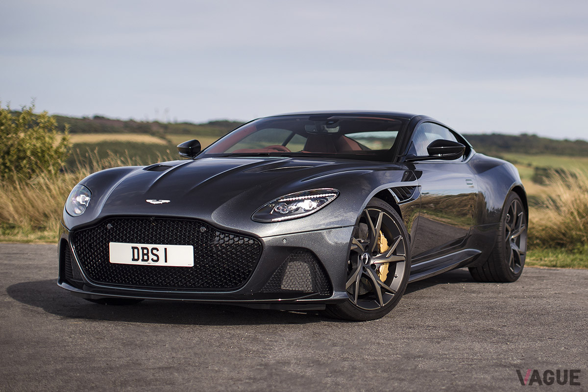 2018年から販売されている「DBSスーパーレジェーラ」。「DB11」をベースとするが、ドア以外のボディパネルは専用設計となっている（C）Aston Martin