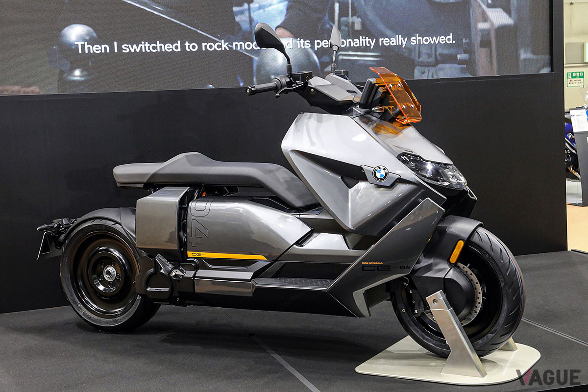 「東京モーターサイクルショー2022」に出展されたBMW「CE 04」