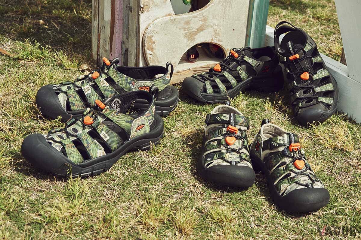 今回のコラボモデルは、フェス会場に立ち並ぶ特徴的なステンシルのサインと深緑が印象的な地図をモチーフに、KEENのハイブリッドフットウェアのデザインへ落とし込んだ