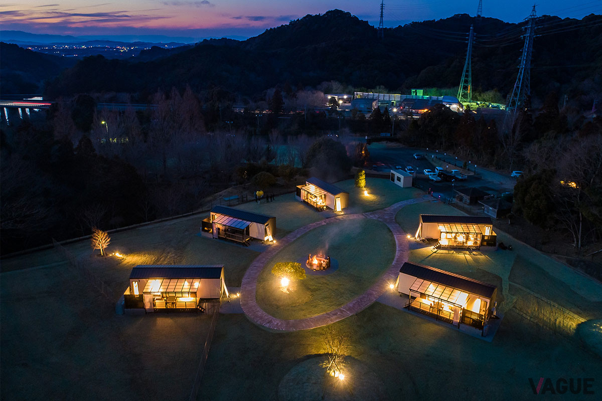 「Luxury Trailers 離宮 伊勢」は、「伊勢かぐらばリゾート千の杜」の敷地内に全5棟がオープンした1棟貸切タイプのラグジュアリーなトレーラーハウスだ