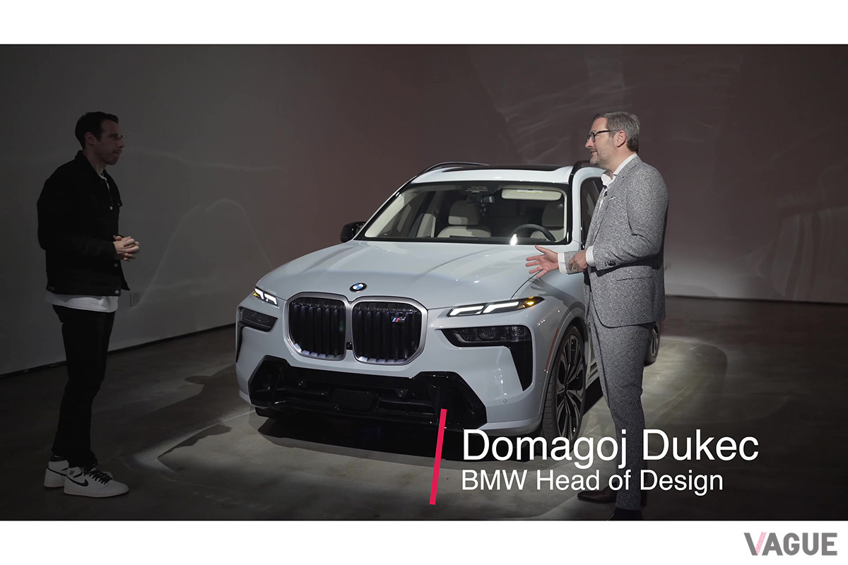 BMWBLOGのインタビューに応えるデザインリーダーのドマゴジ・デュケック氏（右）（C）BMWBLOG（YouTube）