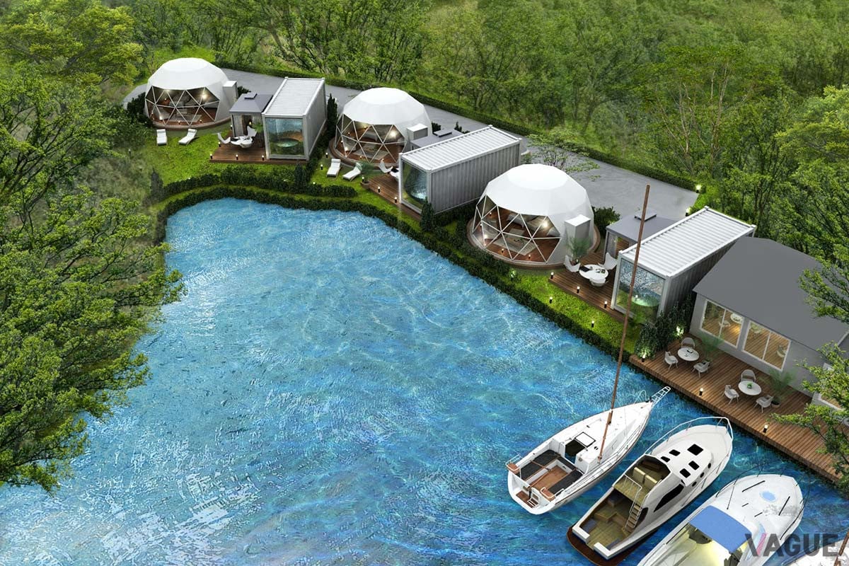 テントの前には、温暖な伊勢志摩の英虞湾が広がる。日中は穏やかな英虞湾の陽光にきらめく海面を、夜は都会では見られない満天の星空を見られる