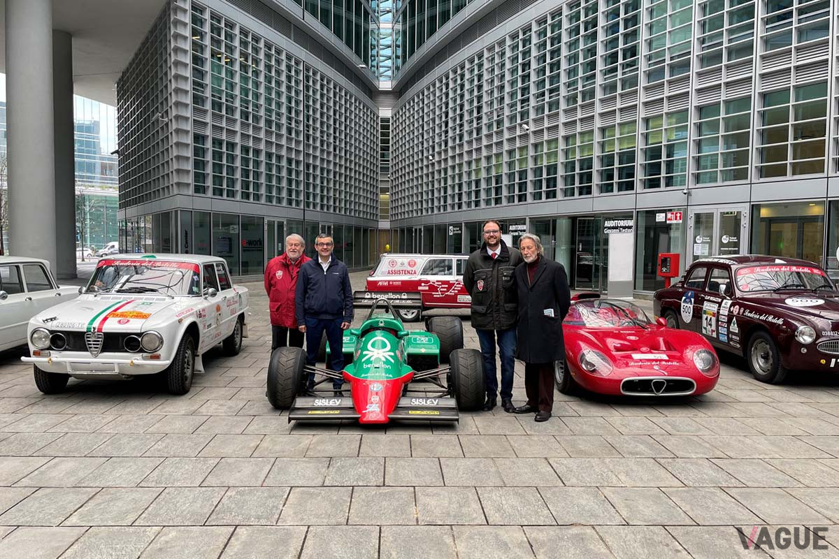 「F1アルファ ロメオ183T」を囲み左からMarco Cajani／Stefano Bolognini（ロンバルディア州の議員）／Andrea Cajani／Gian Luigi Picchi（C）Scuderia del Portello