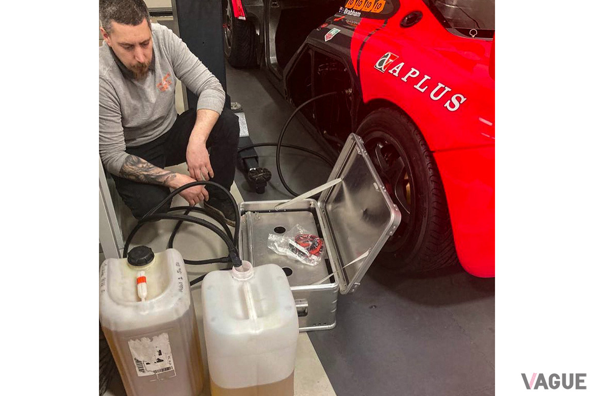 ディーゼル抜き作業の様子（C）Instagram（@fanchracing）