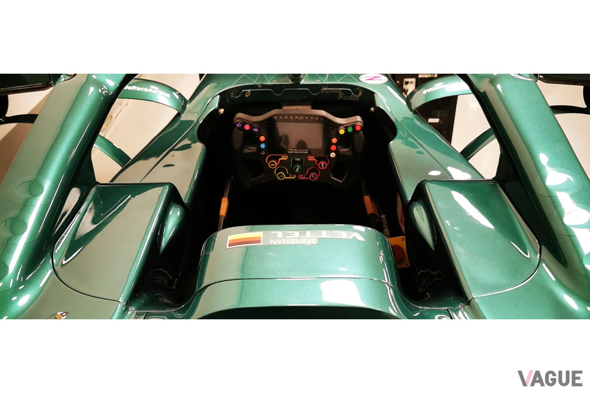 本物と同じステッカーが貼ってあり、ベッテル専用シートが装備されている（C）Aston Martin F1