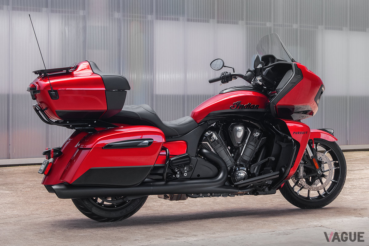 伝統的なツーリングバイクの快適性と機能に、強力なトルクを発生させる水冷Vツインエンジンや、安全なライディングをサポートする高度な電子制御を組み合わせた