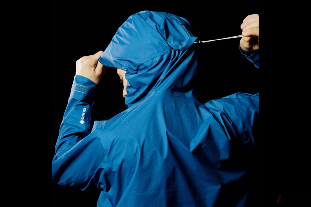 フードはヘルメットへの対応を前提に設計されている