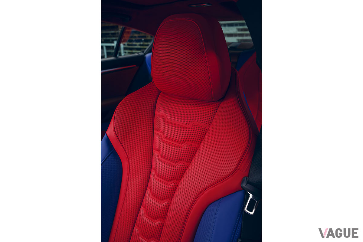 アウトサイドがブルー、センターがレッドのレザーで組み合わされたシート。このカラーリング、まるでスパイダーマンのようだ