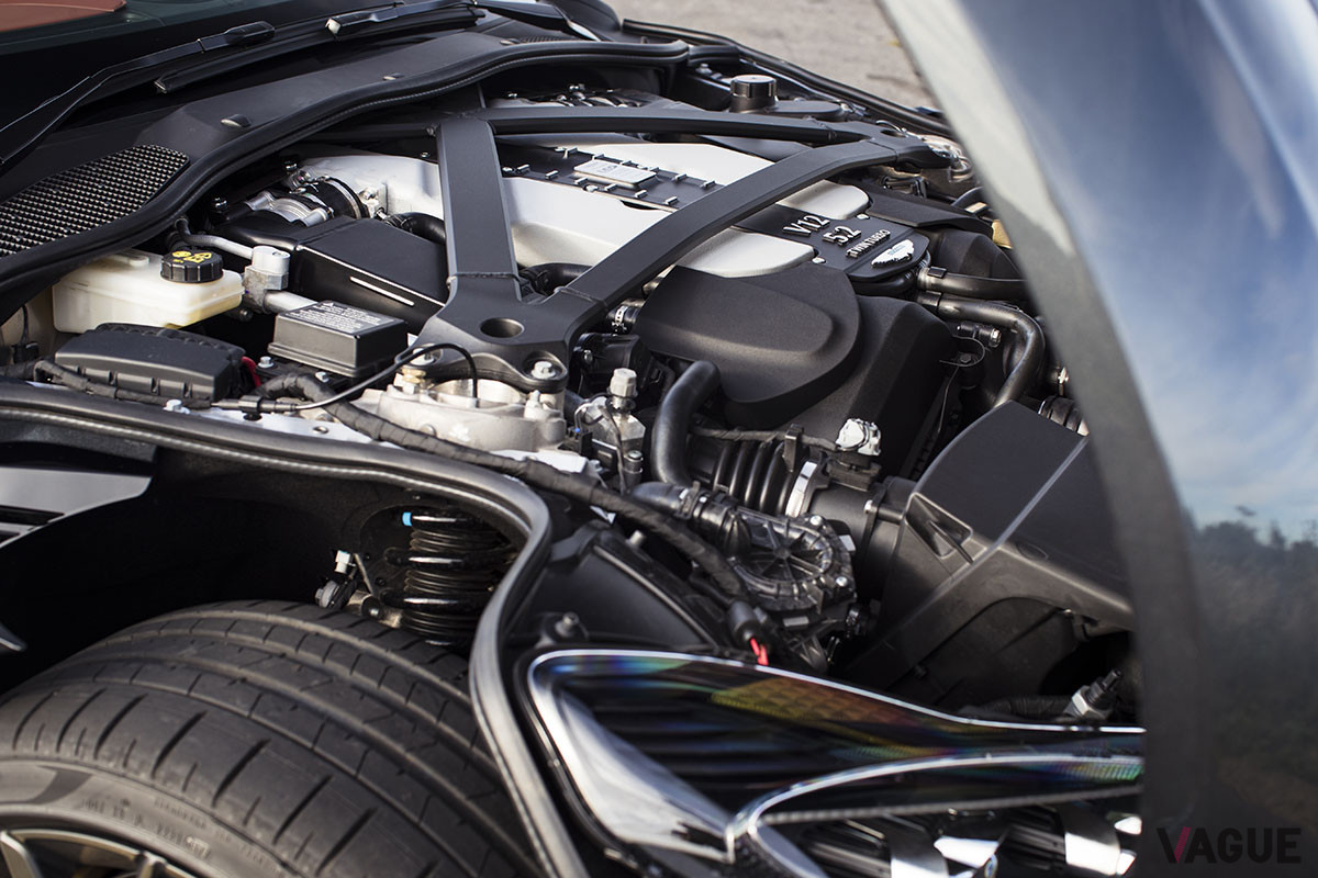 「DBS」は5.2リッターV12エンジンを搭載。現ラインナップにおいて最強の最大出力725psを誇る（C）Aston Martin
