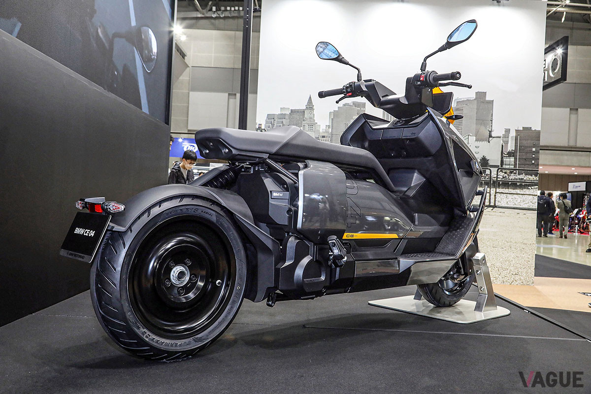 「東京モーターサイクルショー2022」に出展されたBMW「CE 04」
