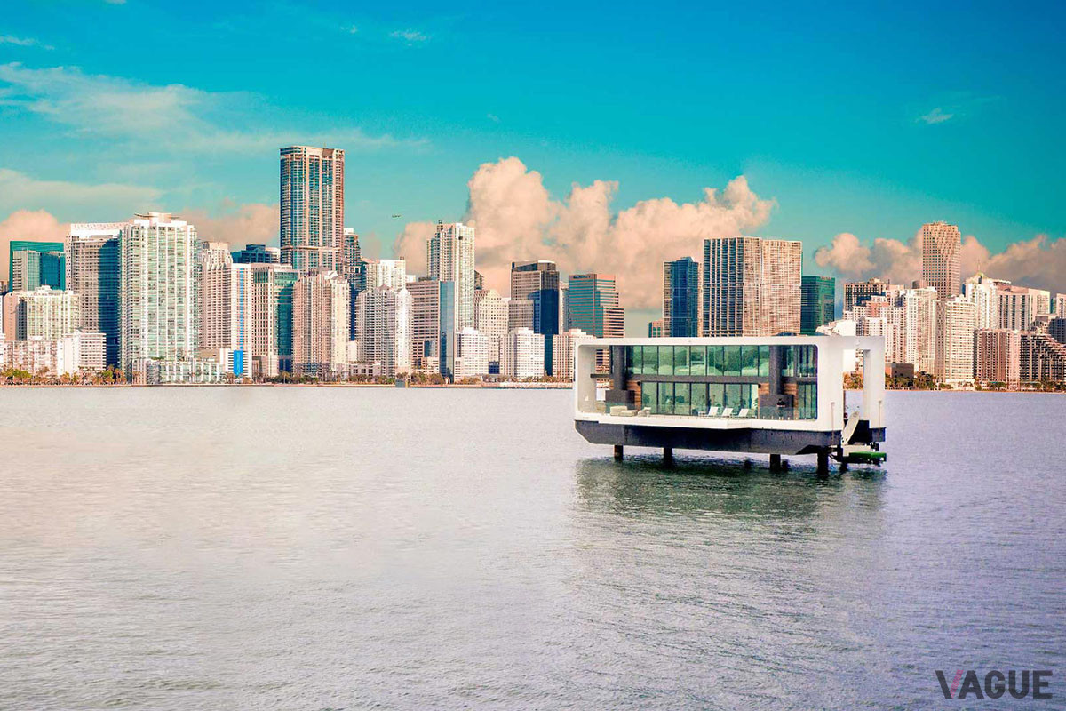 油圧式の支柱を使い、海上に停泊する様子。マイアミは、6月頃から11月頃にかけてハリケーンが上陸するため、風速250km／h（約69ｍ／s）の強風にも耐えるよう設計されている（C）Arkup