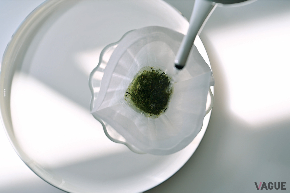 上から眺めると花が開いたようなフォルムをしており、お湯を注ぎ入れることで茶葉がゆっくりと開き、中央から色づいていく様子も美しい