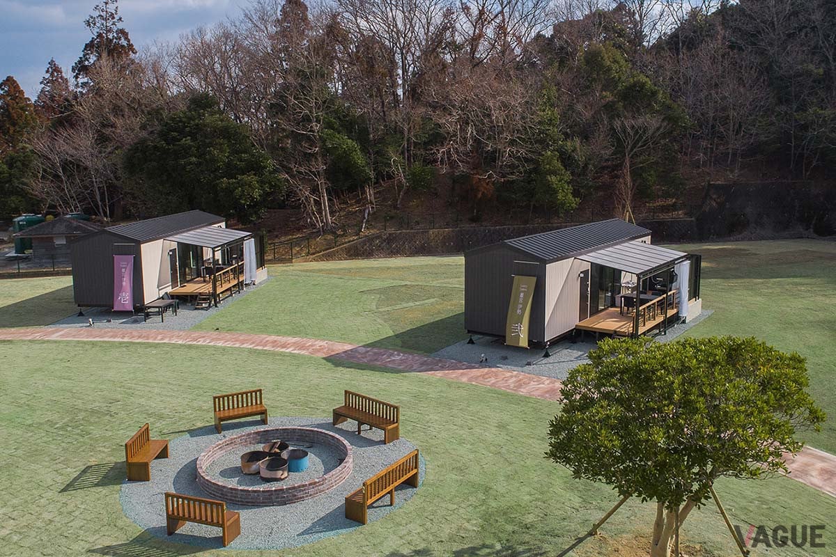 豊かな自然を感じられる6万4000坪の広大な敷地に建ち、すべての棟に専用の露天風呂を設けている