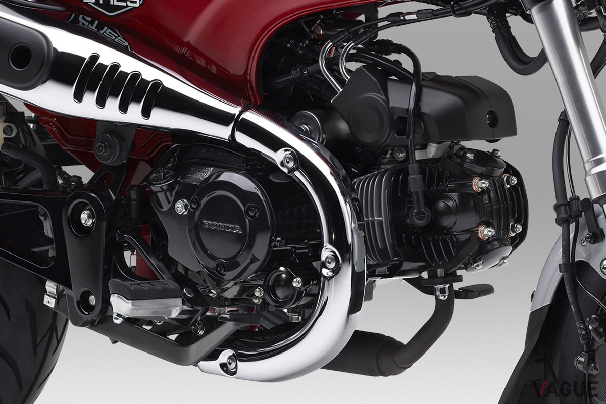 「ダックス125」のエンジンは「スーパーカブ」から受け継がれたもの。シリンダーが水平近くまで前傾した”横型”と呼ばれるタイプで、最高出力は9.4psを発生する
