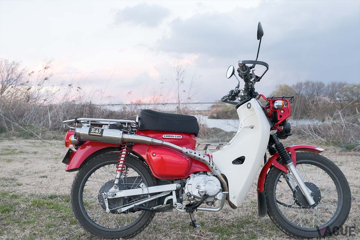 兄弟モデルのスーパーカブのレッグシールド（風防）をつければ、真冬の寒風もガードすることができます