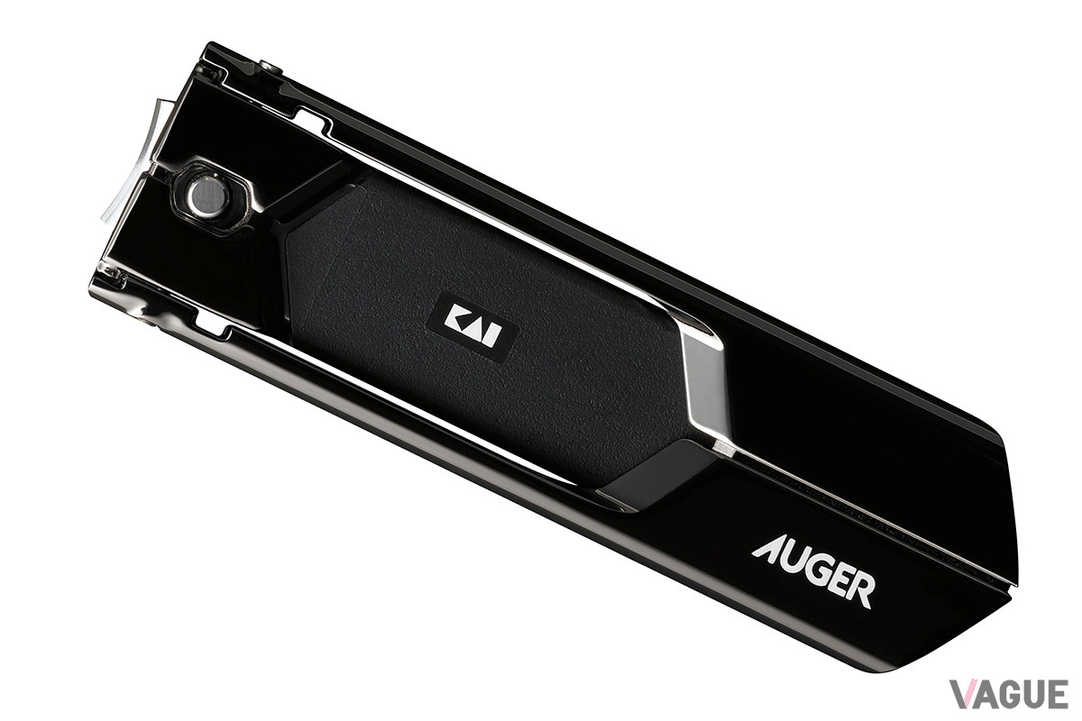 「AUGER ツメキリ Mリボルバー」は、刃の近くに支点を置くことで力を伝わりやすくした独自の旋回式レバーを採用。硬い爪も切りやすい