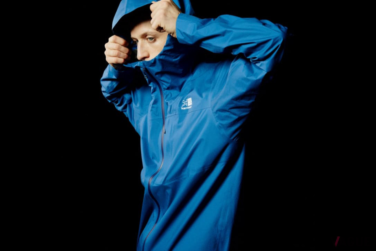 着用時のストレスを軽減する立体パターン設計で仕立てられている