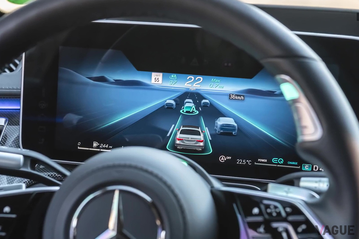 自動運転起動中のスクリーン。ドライバー監視装置が搭載されているため、メーター上部の縁は大きく拡大されている（C）Engadget