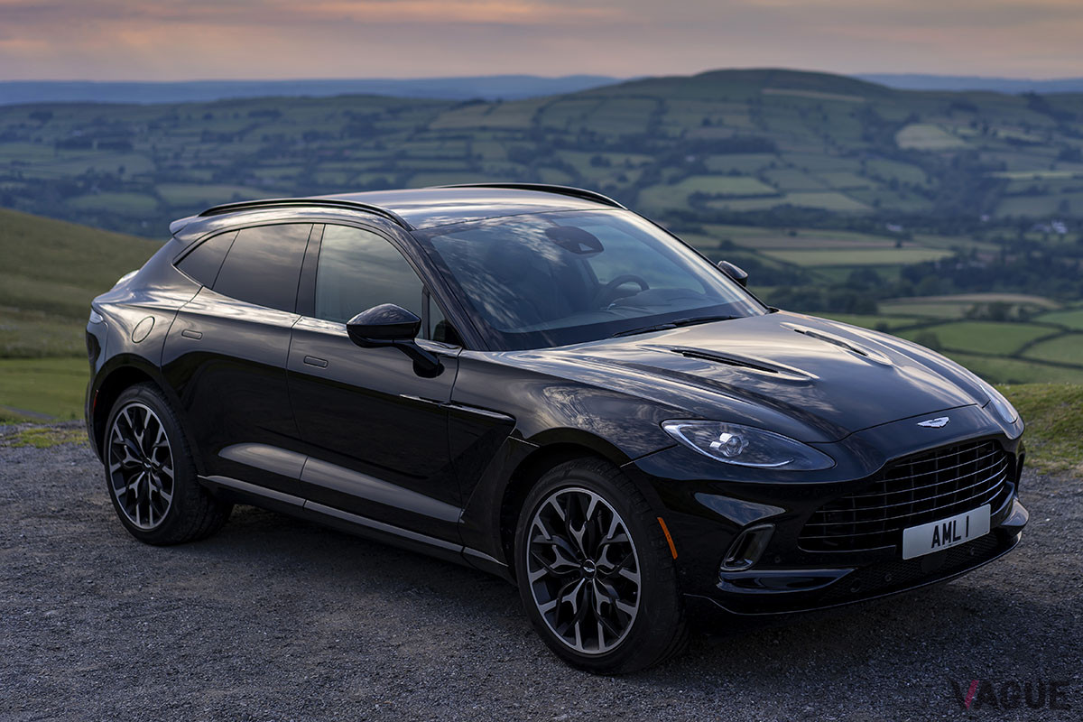 アストンマーティン初のSUVとして2019年に登場した「DBX」。4WDやトルクベクタリングが採用されており、高いコーナリング性能を秘めている（C）Aston Martin