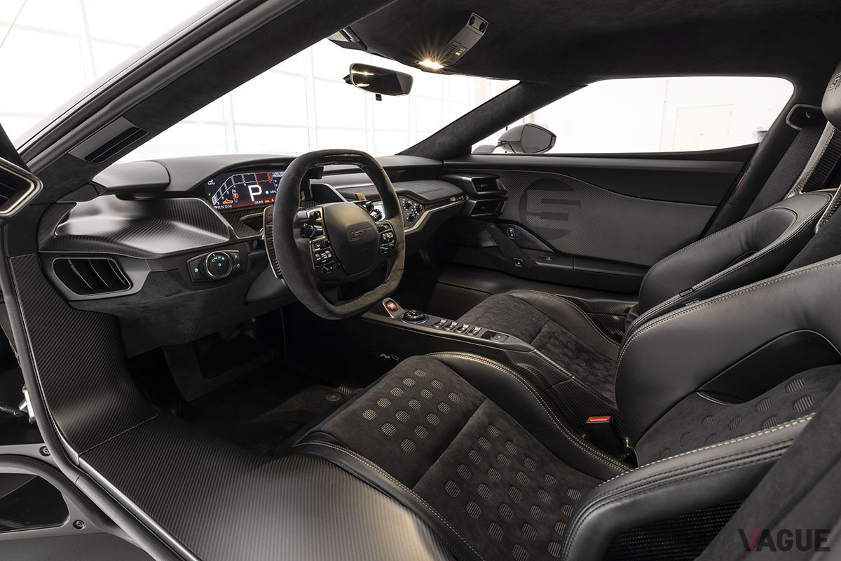 ステアリングはエボニーアルカンターラにブラックのステッチがあしらわれ、パドルシフターはホルマン・ムーディ・ゴールド仕上げだ