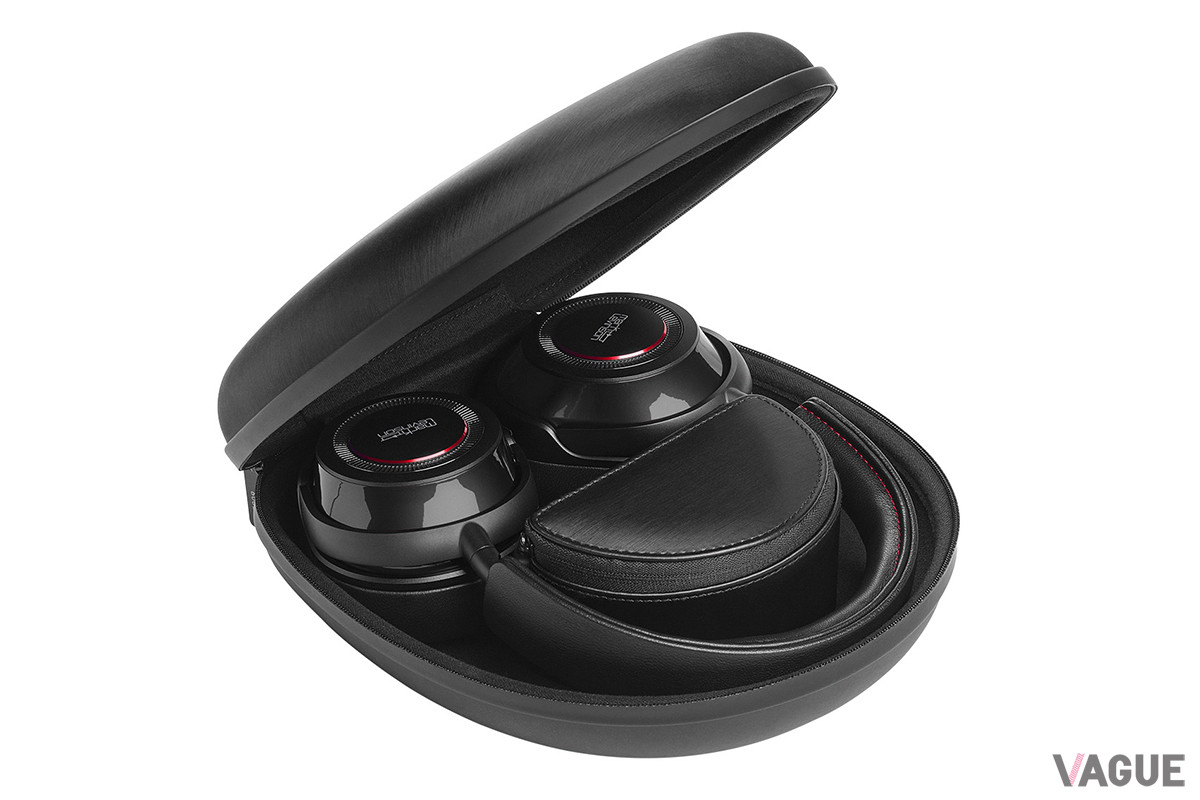 携行や保管に便利なハードシェルキャリングケースが付属する