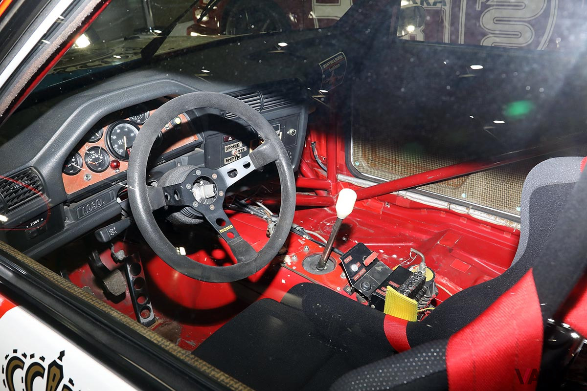 ダッシュボードは市販車と同じだが、メーターパネルがまったく別モノになっている