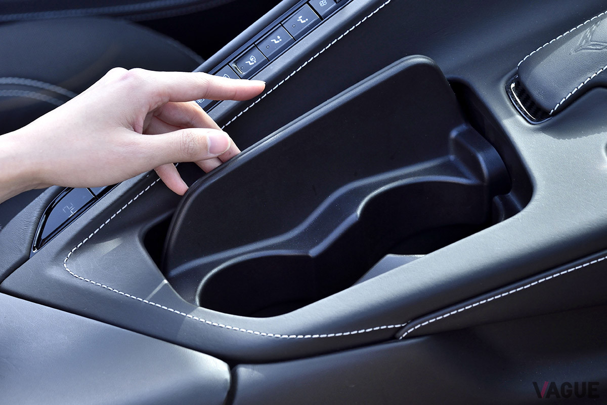 ドリンクホルダーは2本分。でも、助手席の人は使いづらいですね