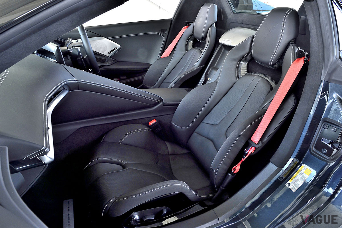 コンペティションバケットシートは、サーキットなどの横Gがかかるシーンでしっかりと体をサポートしてくれる