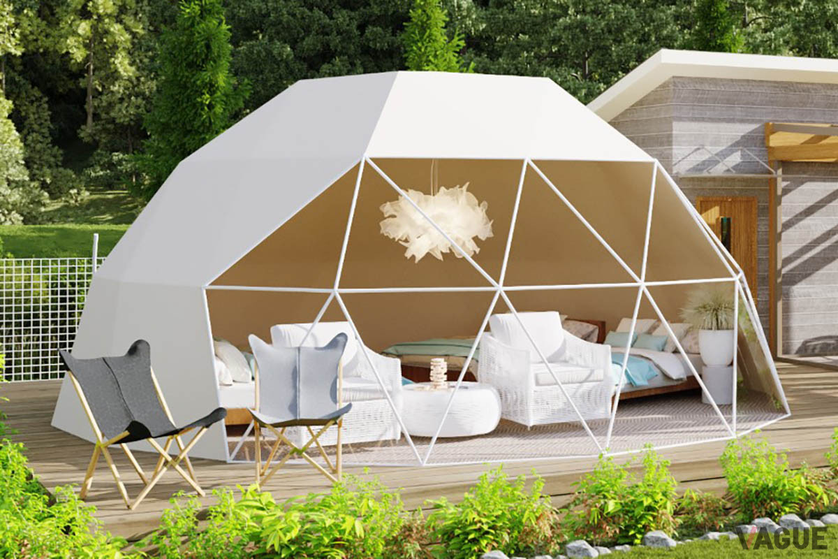 大型ドームテントは、直径7ｍの半球型。各テントのすぐそばに専用のBBQスペースやシャワールーム、トイレなども備わる