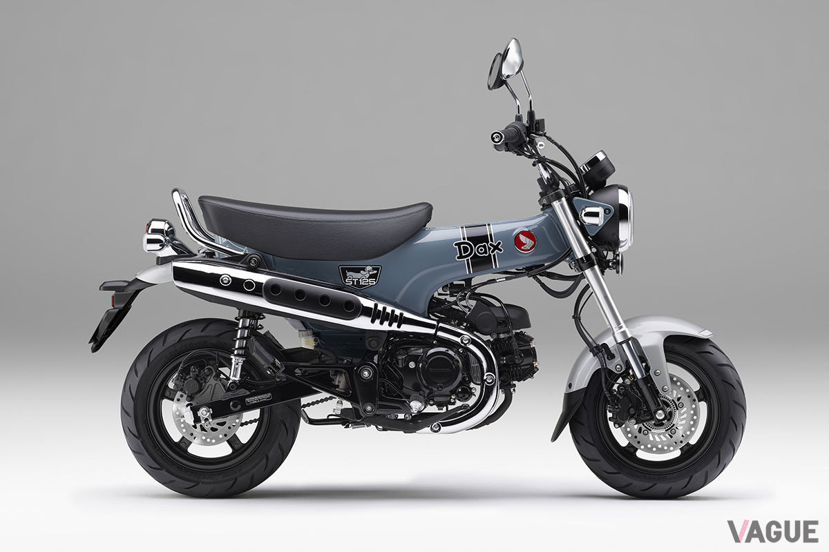 「ダックス125」のカラーラインナップは、写真のパールカデットグレーとパールネビュラレッドの2色