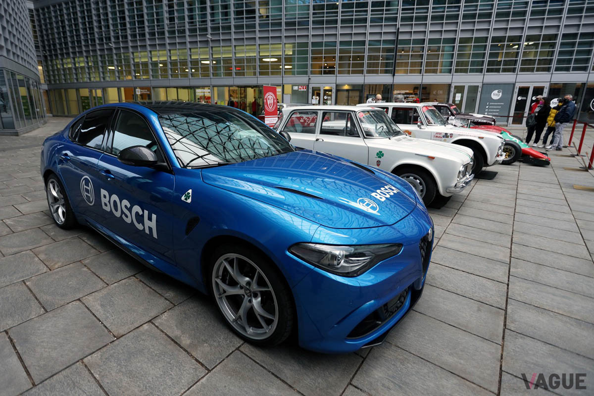 現行モデルの「ジュリア・クアドリフォリオ」、その右隣は初代「ジュリア」（C）Scuderia del Portello