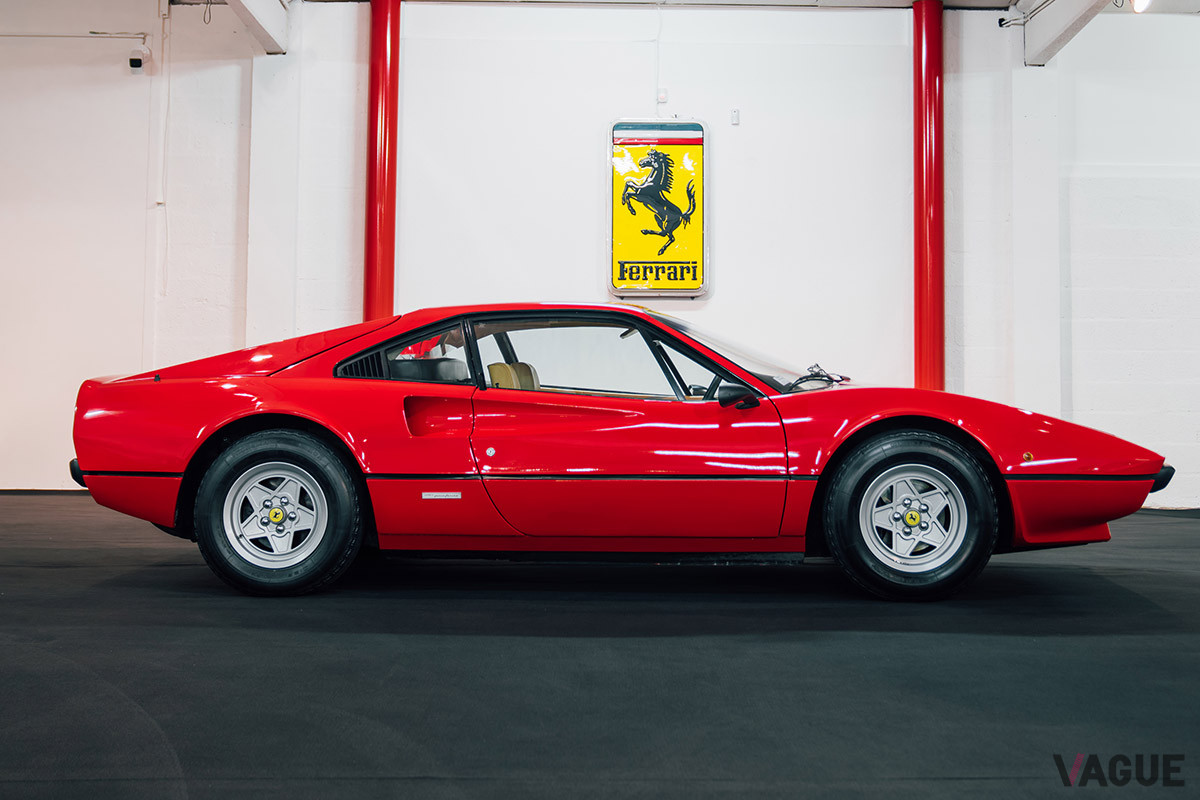 15万8700ユーロ（邦貨換算約2030万円）で落札された1977年式フェラーリ308GTB“ヴェトロレズィーナ”（C）2021 Courtesy of RM Sotheby's