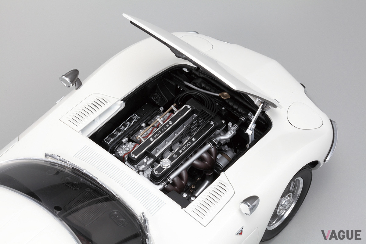 開閉式のボンネットを開けると直列6気筒エンジンが目に入る。メタルダイキャストやABS樹脂で細部までつくり込まれた秀作だ