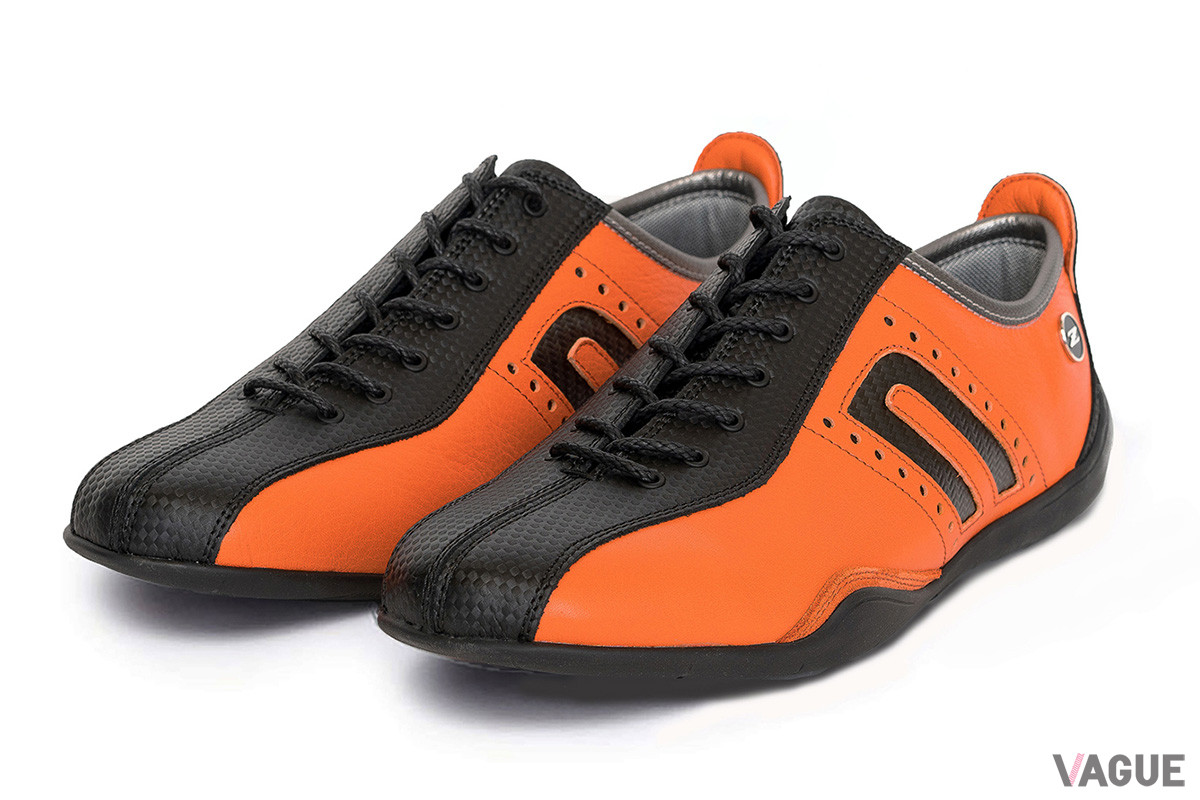 サイドにあしらわれるエンブレムには、最新技術でラミネートされたカーボンファイバーを採用