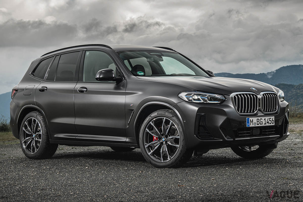 2021年末にアップデートが施されたBMW「X3」。ガソリン仕様やディーゼル仕様に加えPHEVを用意、ハイパフォーマンスモデルのMモデルもラインナップされている（C）BMW AG
