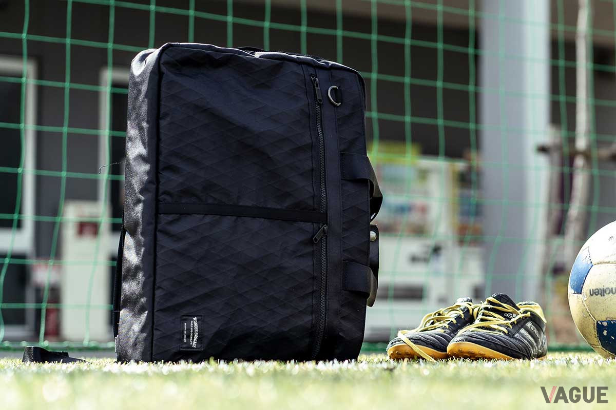 “X-PAC”で仕立てたバッグは内部が空の状態で床に置いても型くずれせず、自立する点もポイントだ