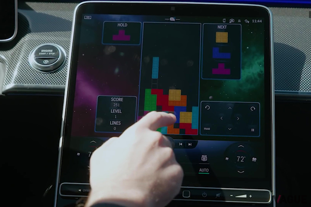自動運転中は、テレビ鑑賞だけでなくテトリス（ゲーム）をしても許される（C）Engadget