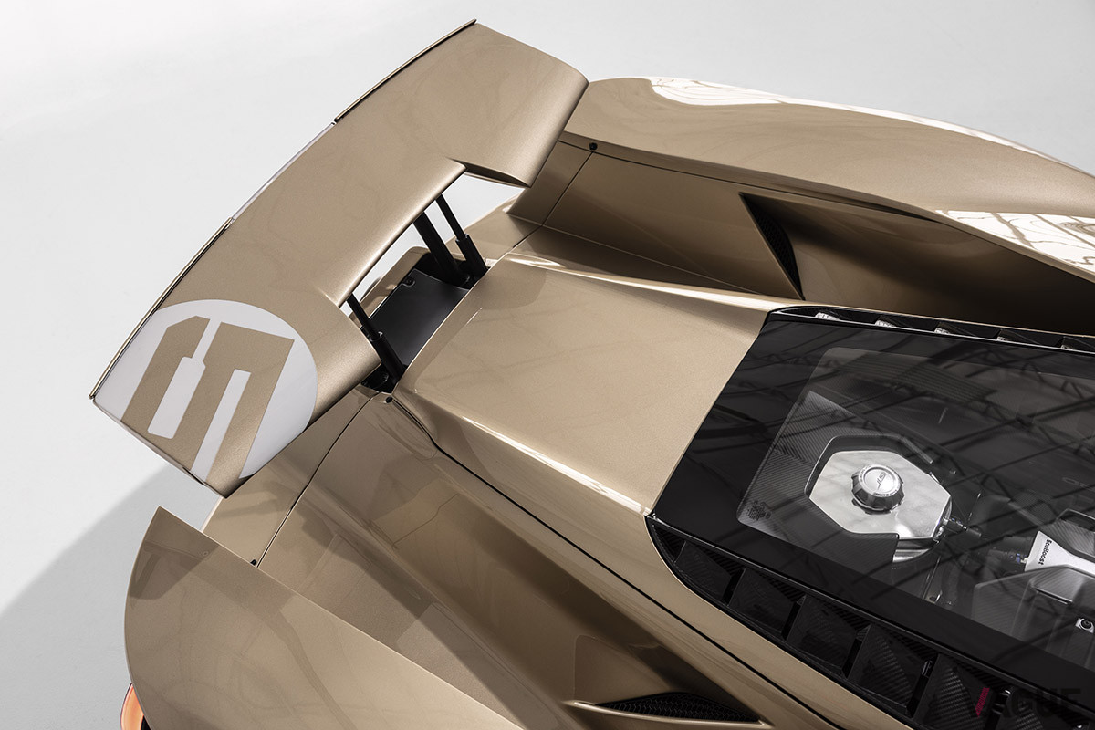 可変式のリアウイングには1966年のル・マン24時間レースに出走した時と同じゼッケンナンバーがあしらわれている