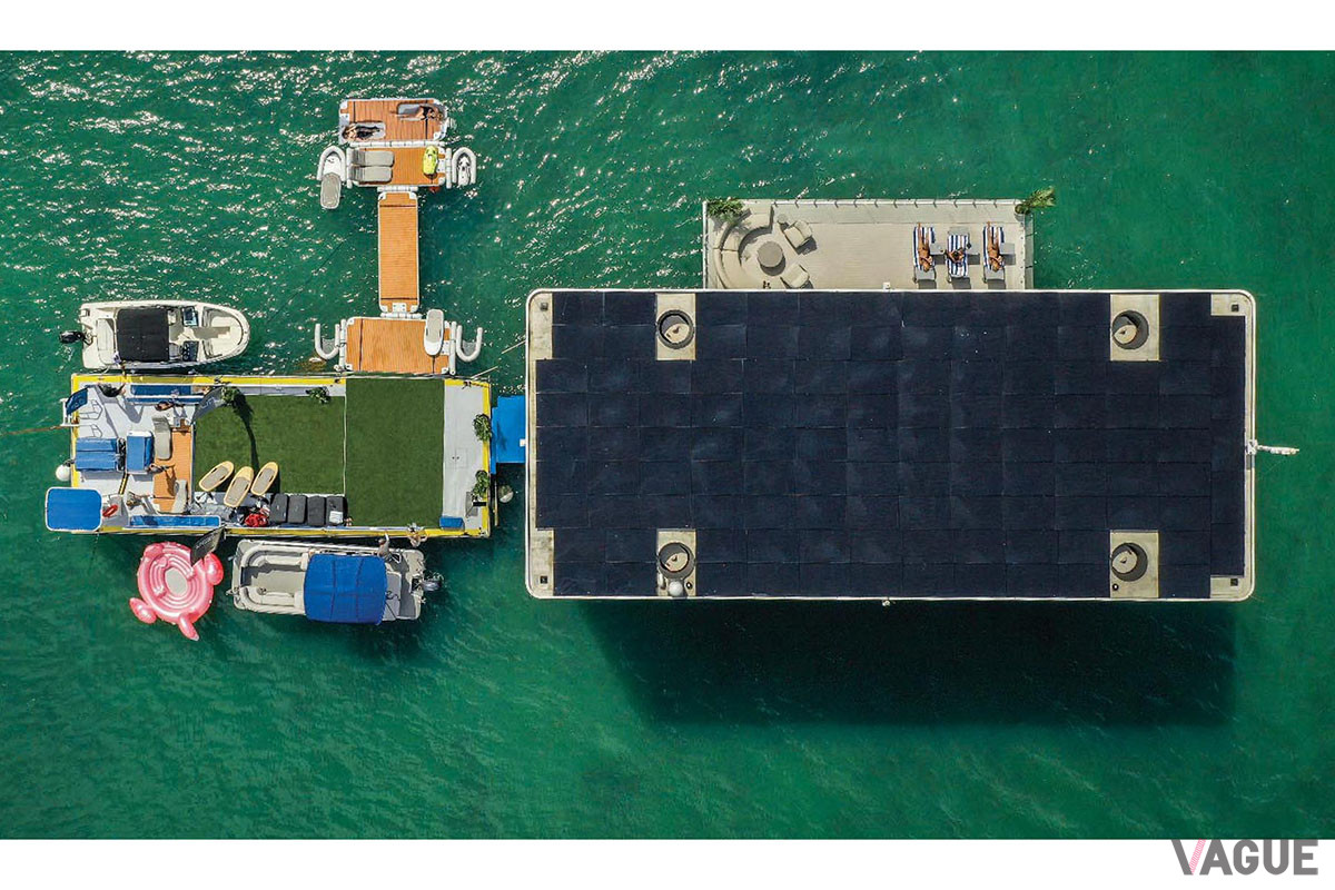 屋根を覆うように設置されているソーラーパネル（C）Arkup