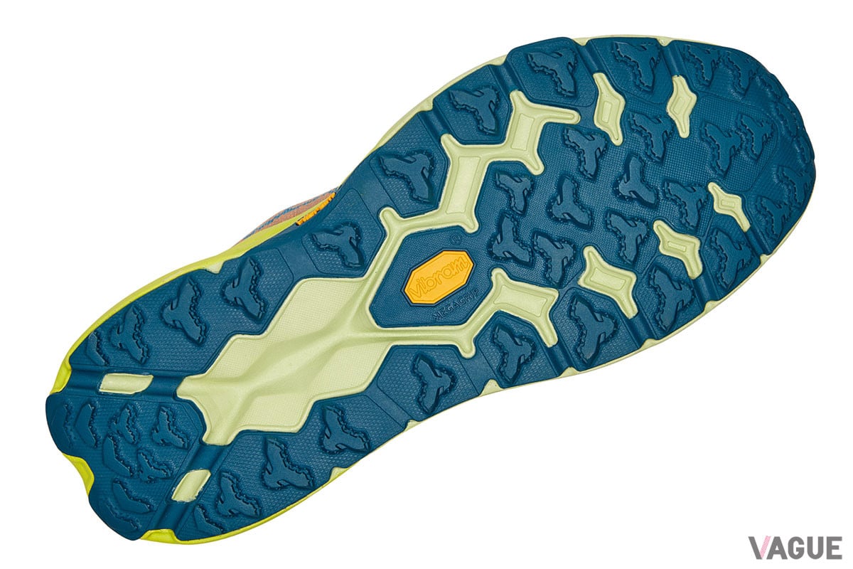 アウトソールには“Vibram Megagrip”を採用。やわらかい土の上でも優れたグリップ力を発揮する溝が刻まれるほか、トラクションラグによりすべりやすい細かな砂利の上でも確実にグリップする