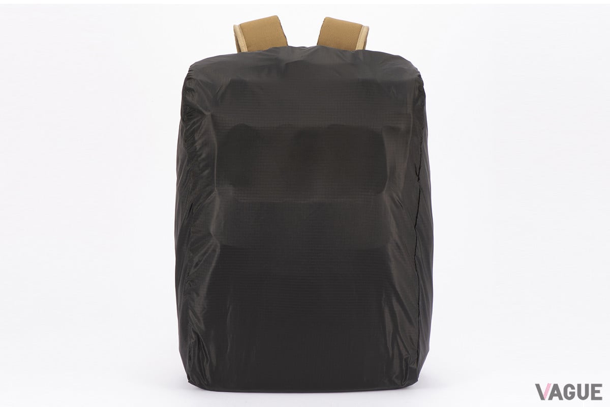 専用のレインカバーが付属。不意のゲリラ豪雨の際なども雨や汚れから大切な荷物を守る