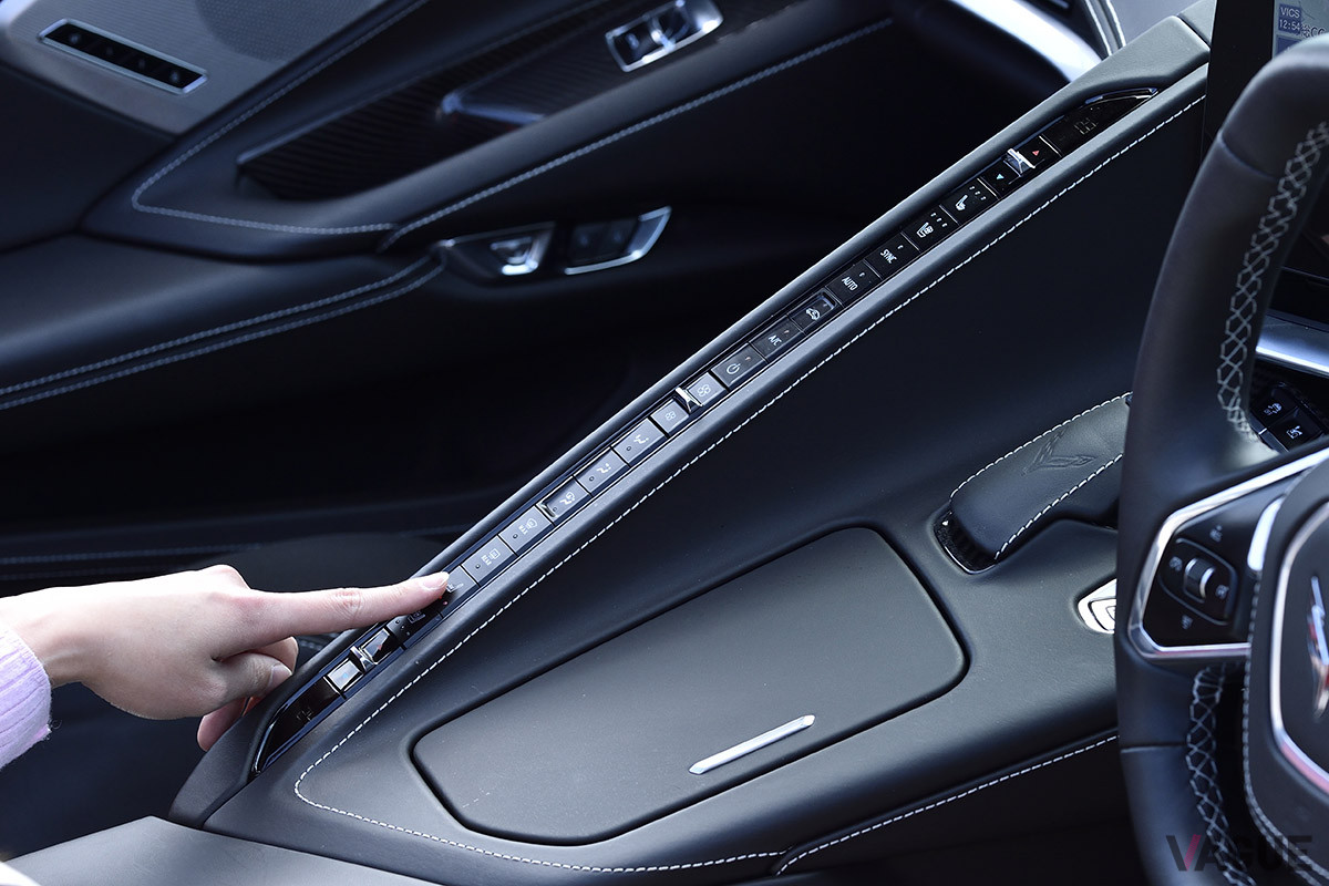 エアコンなどの操作は1列に並んだスイッチで。新鮮なデザイン