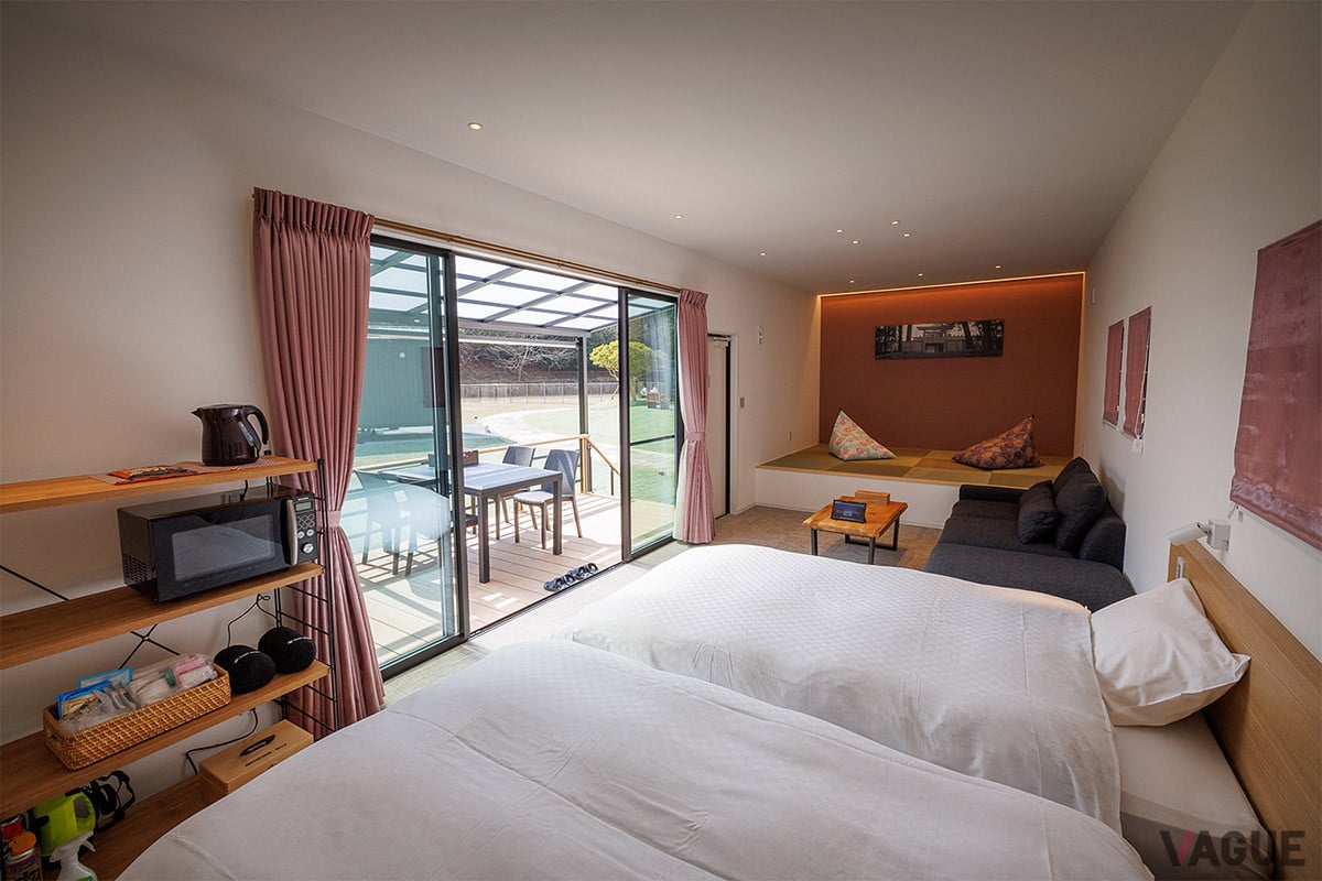 小上がりの畳スペースが目をひく、白を基調とした和モダンで開放的な客室。冷暖房が完備され、冷蔵庫や調理器具などもそろう