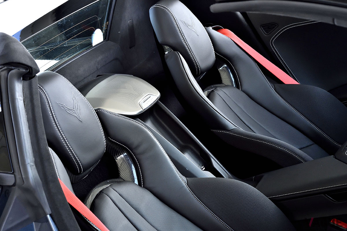 負荷がかかる部分には摩擦に強い素材が使用されているシート