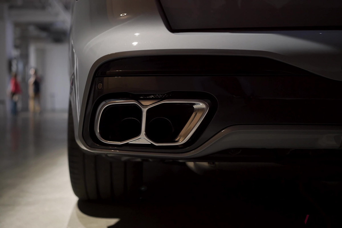 3D造形のエキゾーストパイプも、今後採用車種を増やすという（C）BMWBLOG（YouTube）